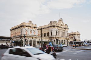 Meraviglie architettoniche esplorando le piazze di Genova