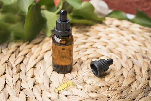 Benefici dell'olio di canapa per il viso: Ottenere una pelle luminosa in modo naturale